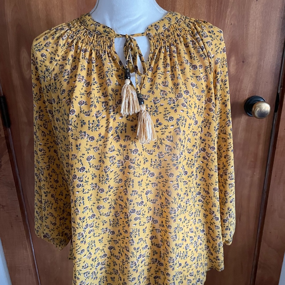 Woman’s top size M Pretty floral print Mason & Belle
